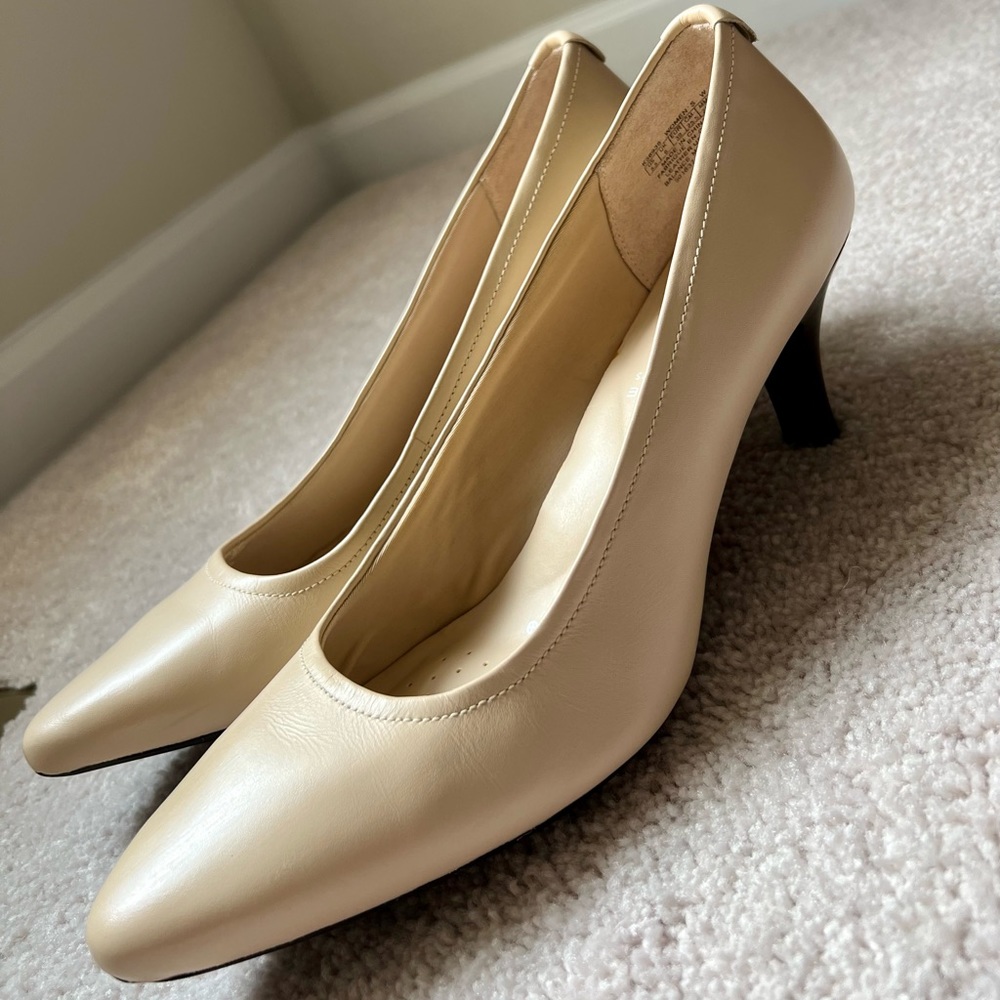 Rockport Nude Pumps - NWOT